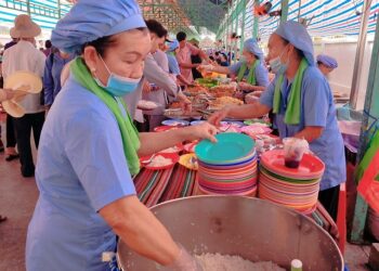 Phú Tân kiểm tra An toàn thực phẩm các trạm cơm phục vụ lễ Đản sinh Đức Huỳnh Giáo chủ