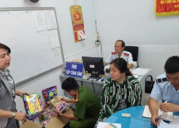 Kiểm tra an toàn vệ sinh thực phẩm đối với cơ sở sản xuất, kinh doanh tại các cửa hàng, bách hóa trên địa bàn Tp. Long Xuyên