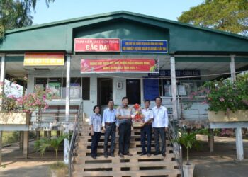 Chủ tịch Công đoàn cơ sở Trung tâm Kiểm soát bệnh tật An Giang thăm và tặng quà tết các bộ trạm kiểm dịch y tế biên giới Bắc Đai, cửa khẩu quốc gia  Vĩnh Hội Đông và Khánh Bình huyện An Phú.