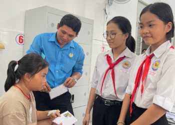 Liên Đội trường Trung học cơ sở Vĩnh Thạnh Trung trao quà cho bệnh nhân khó khăn đang điều trị tại Trung tâm Y tế Châu Phú