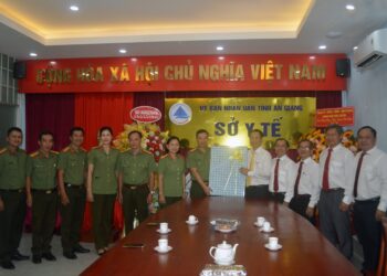 Đại tá Nguyễn Thanh Hà – Phó Giám đốc Công an tỉnh An Giang chúc mừng Sở Y tế nhân dịp ngày Thầy thuốc Việt Nam 27/02 năm 2024
