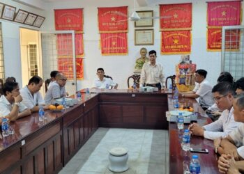 Phú Tân: Lãnh đạo huyện thăm, chúc tết đội ngũ y, bác sĩ Trung tâm Y tế huyện