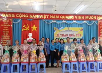 Trung tâm Y tế Châu Phú tặng quà Tết cho bà con xã Bình Phú