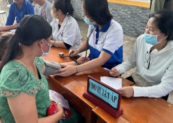 Khám bệnh, cấp thuốc miễn phí cho người dân xã Long Giang