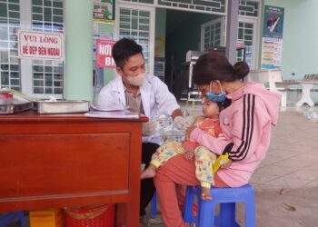 Quốc Thái tiêm ngừa vắc-xin cho trẻ em