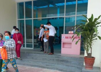 Tổ chăm sóc khách hàng của Trung tâm Y tế huyện Châu Phú hỗ trợ cho người bệnh, thân nhân người bệnh khi đến khám bệnh, chữa bệnh