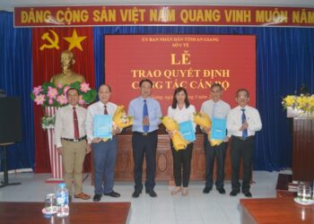 Sở Y tế An Giang trao Quyết định bổ nhiệm lại đối với 3 cán bộ