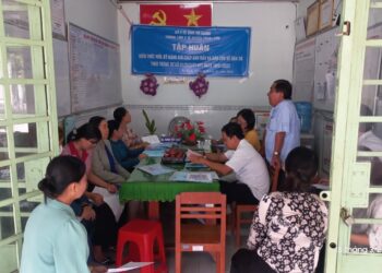 Trung tâm Y tế huyện Thoại Sơn tập huấn kiến thức, kỹ năng ghi chép ban đầu và báo cáo về dân số cho cộng tác viên xã An Bình