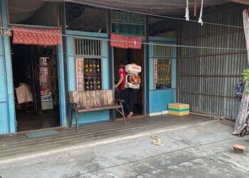 Phun thuốc diệt muỗi phòng, chống bệnh sốt xuất huyết