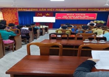 Tập huấn kiến thức an toàn vệ sinh thực phẩm cho người kinh doanh dịch vụ ăn uống, thức ăn đường phố phường Mỹ Long