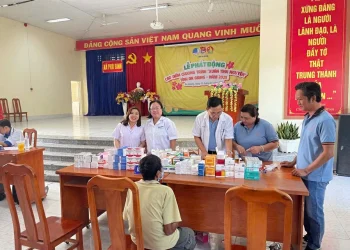 Phú Tân: Khám, tư vấn và cấp phát thuốc miễn phí cho người dân