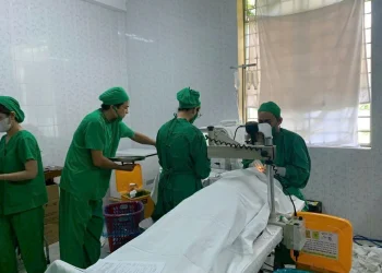 Phú Tân mổ mắt miễn phí cho bệnh nhân nghèo