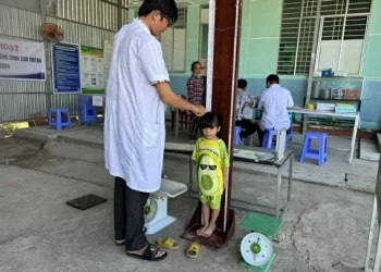 Trạm Y tế xã Tân Phú học tập Bác Hồ, Bác Tôn hết lòng chăm sóc sức khỏe nhân dân