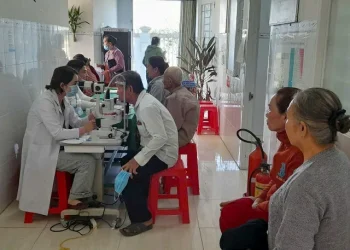 An Thạnh Trung khám tầm soát các bệnh về mắt và cấp thuốc miễn phí