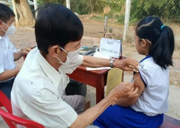 Trạm Y tế thị trấn Chợ Vàm thực hiện chiến dịch tiêm bổ sung vắc xin phòng bệnh uốn ván – bạch hầu