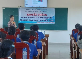 Trung tâm Y tế Châu Phú truyền thông phòng, chống tác hại thuốc lá cho học sinh
