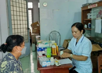 Khám sức khỏe Người cao tuổi và thực hiện tầm soát các bệnh không lây nhiễm trên địa bàn phường Vĩnh Nguơn