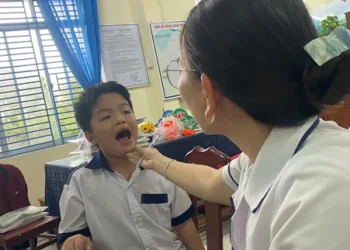 Trạm Y tế Bình Thuỷ tổ chức khám sức khoẻ học sinh