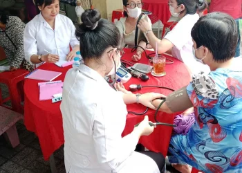 Trạm y tế Mỹ Long tổ chức khám điều trị và phát thuốc cho người có hoàn cảnh khó khăn