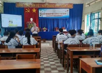 Trạm Y tế Long Giang truyền thông giáo dục về sức khỏe sinh sản cho vị thành niên