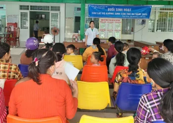 Trạm Y tế xã Thoại Giang tuyên truyền mất cân bằng giới tính khi sinh