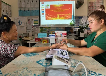 Trạm Y tế Long Kiến khám sàng lọc phát hiện sớm một số bệnh ở người cao tuổi