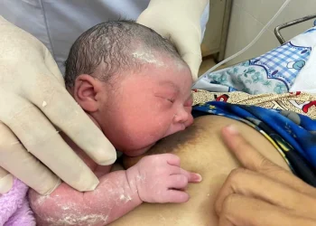 Nuôi con bằng sữa mẹ