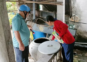 Trạm Y tế Lê Trì ra quân chiến dịch diệt lăng quăng phòng bệnh sốt xuất huyết