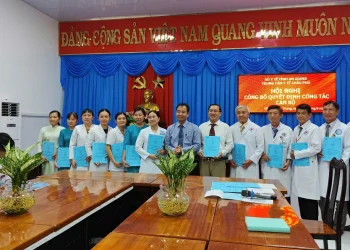 Trung tâm Y tế Châu Phú công bố, trao quyết định về công tác cán bộ