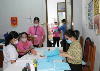 Trên 130 người lao động thuộc Xí nghiệp Kinh doanh Xăng dầu Kiên Giang và Công ty TNHH HWASEUNG Rạch Giá được khám sức khỏe