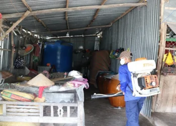 Trạm Y tế Vĩnh Phong phun thuốc diện rộng phòng bệnh sốt xuất huyết