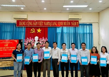 Trung tâm Y tế Châu Đốc công bố, trao quyết định về công tác cán bộ