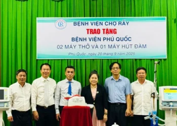 Bệnh viện Chợ Rẫy tăng cường chuyên gia, thiết bị y tế cho Trung tâm Y tế Phú Quốc