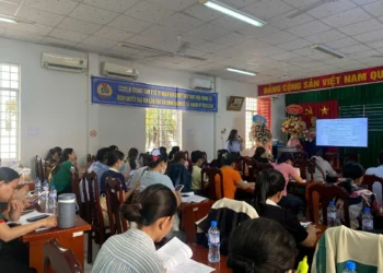 Trung tâm Y tế Rạch Giá tổ chức tập huấn việc thực hiện kiểm tra tiền sử và tiêm chủng bù liều cho trẻ nhập học