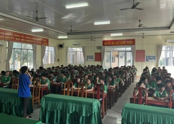 Trạm Y tế xã Long Kiến tuyên truyền kỹ năng sống, kỹ năng tự phòng vệ bản thân cho học sinh trong mùa lũ