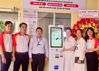 Trung tâm Y tế Tân Hiệp tổ chức bàn giao Kiosk Y tế thông minh thứ 2 do Ngân hàng HDBank chi nhánh Kiên Giang tài trợ