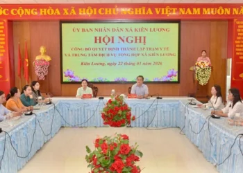 Kiên Lương: Công bố quyết định thành lập Trạm Y tế xã và Trung tâm Dịch vụ tổng hợp xã