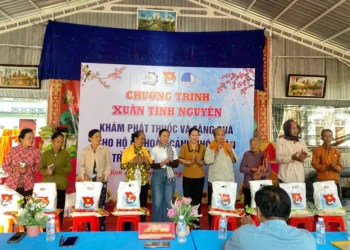 Khám bệnh, cấp phát thuốc và tặng quà cho người dân khó khăn xã Bình An