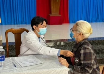 Xã Mỹ Hòa Hưng khám bệnh và cấp phát thuốc miễn phí cho người dân