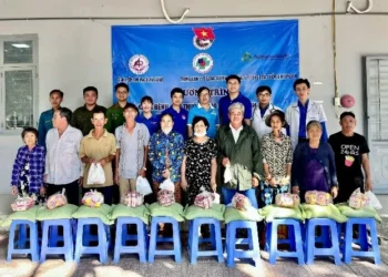 Trung tâm Y tế Long Xuyên tổ chức khám bệnh, cấp thuốc, tặng quà cho hộ gia đình chính sách tại phường Thới Sơn