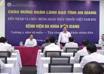 Chủ tịch UBND tỉnh An Giang Hồ Văn Mừng thăm, chúc mừng Ngày Thầy thuốc Việt Nam tại Bệnh viện Đa khoa Kiên Giang