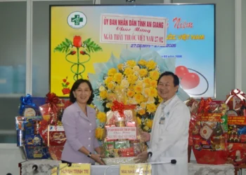 Phó Chủ tịch UBND tỉnh An Giang Nguyễn Thị Minh Thúy thăm và chúc mừng các đơn vị y tế nhân Kỷ niệm 71 năm Ngày Thầy thuốc Việt Nam