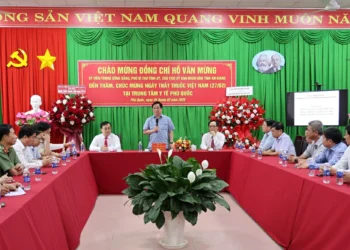 Chủ tịch UBND tỉnh An Giang Hồ Văn Mừng đến thăm và chúc mừng Trung tâm Y tế Phú Quốc nhân kỷ niệm 71 năm Ngày Thầy thuốc Việt Nam