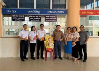 Trung tâm Kiểm soát bệnh tật tỉnh An Giang thăm, tặng quà và chúc tết lực lượng Kiểm dịch Y tế tại các cửa khẩu