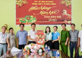 Uỷ Ban Nhân Dân xã Kiên Lương chúc tết Trung Tâm Y tế, thăm và tặng quà tết cho các bệnh nhân nghèo đang điều trị tại Trung tâm Y tế