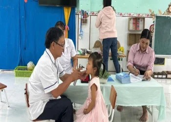 Khám sức khoẻ học sinh Trường mầm non Hoa Mai phường Chi Lăng