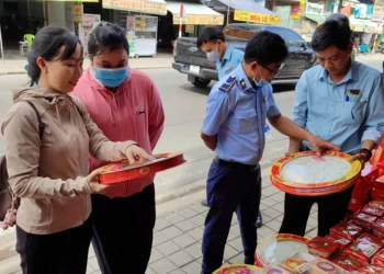 Xã Châu Phú kiểm tra bảo đảm an toàn vệ sinh thực phẩm dịp Tết Bính Ngọ