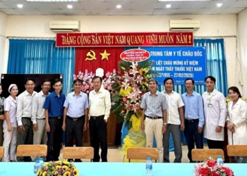 Lãnh đạo Ủy ban nhân dân các phường thăm và chúc mừng Trung tâm Y tế Châu Đốc nhân kỷ niệm Ngày Thầy thuốc Việt Nam