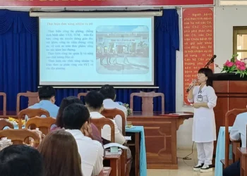 Trạm Y tế xã Phú Hòa điều tra, kiểm nghiệm muỗi tại ấp Tây Bình B