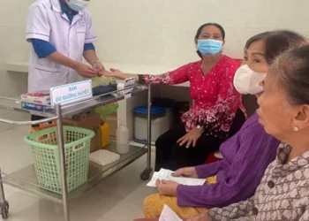 Khám bệnh, tư vấn sức khỏe và phát thuốc miễn phí tại xã Óc Eo